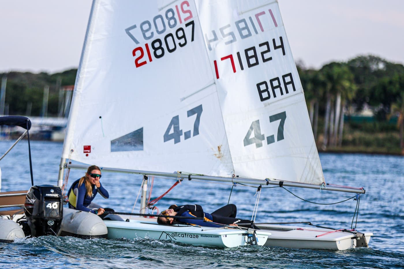 Dois barcos da classe ILCA 4.7 lado a lado, com os números de vela BRA 218097 e BRA 171824 bem visíveis